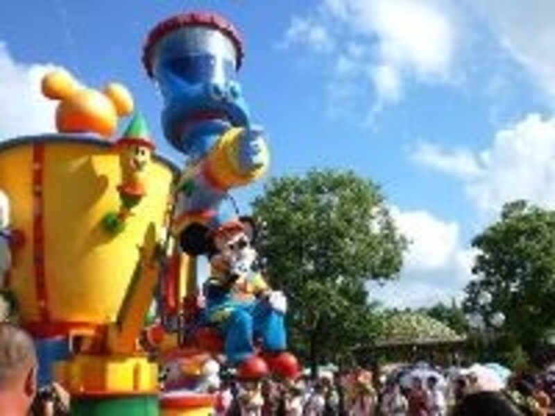 容赦なく水をかけられるウォーターパレード