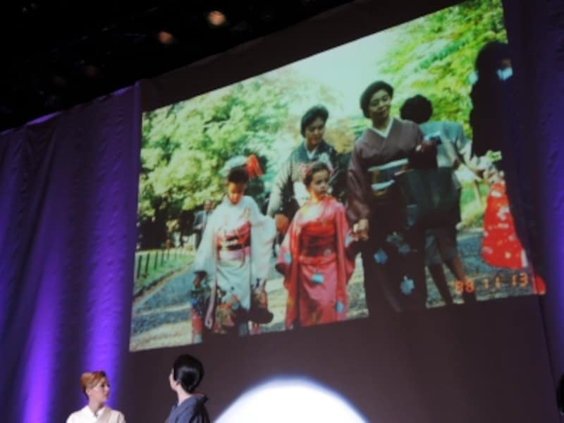 親子三代での初詣。眞弓さんが15～16歳のころの着物をアンナさん姉妹に着せたのだとか。