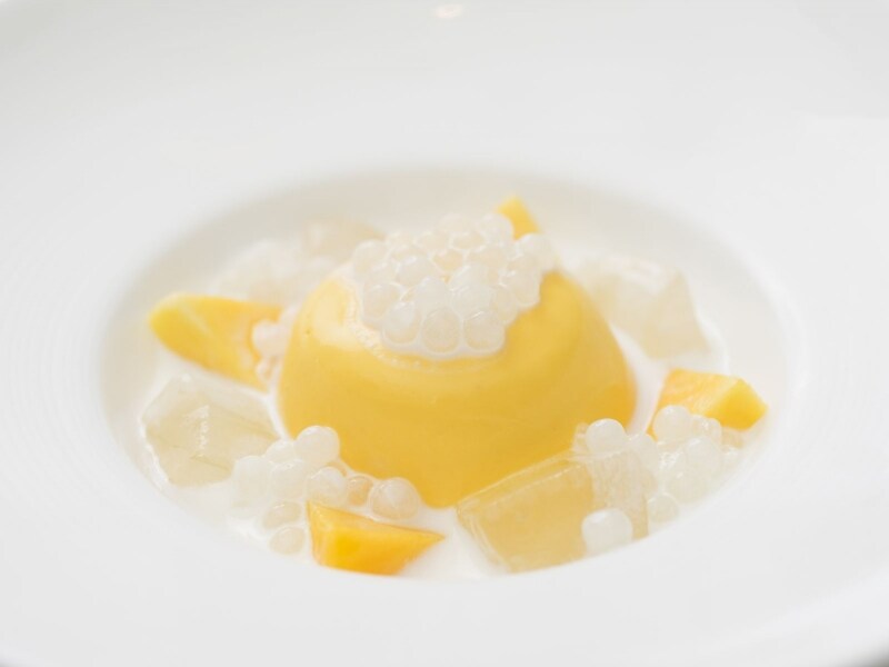 「Rire Ginza(リールギンザ)」の定番メニュー「マンゴープリン ココナッツソース ヘーゼルナッツクッキー」(税込1,100円)