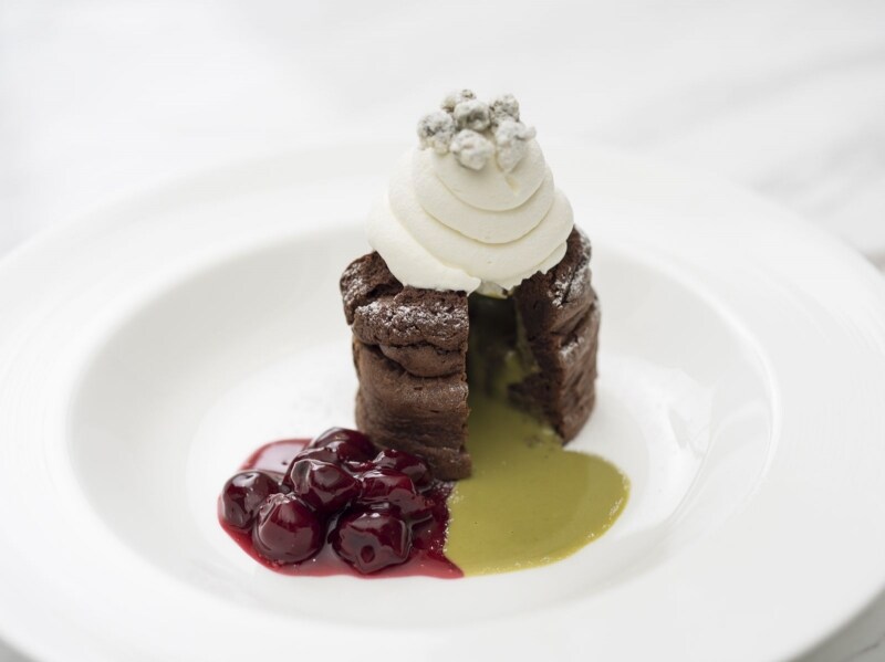 「Rire Ginza(リールギンザ)」の「ピスタチオのフォンダンショコラ」(税込1,200円)