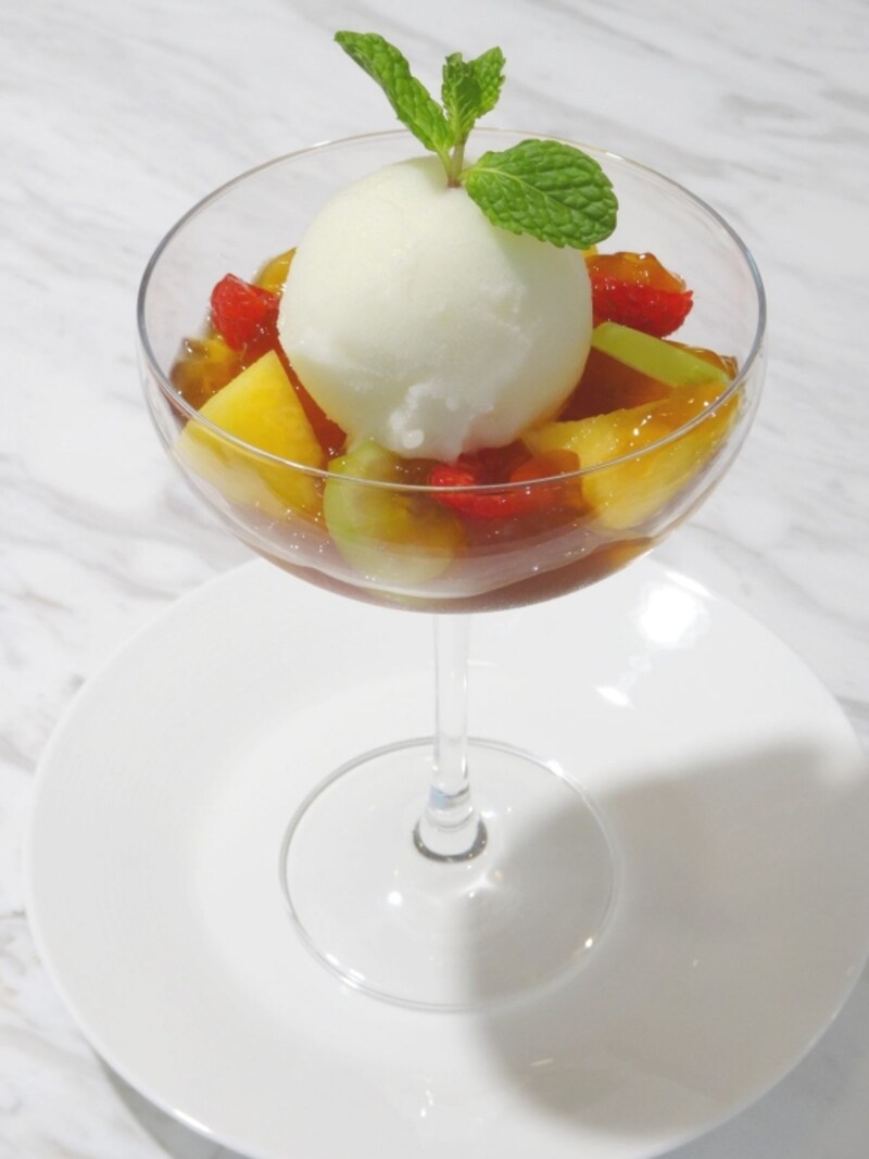 「Rire Ginza(リールギンザ)」の「ラ・フランスのシャーベットとスパイスティのジュレ」(税込1,100円)