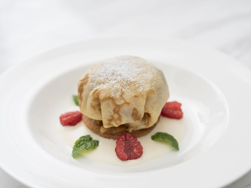 「Rire Ginza(リールギンザ)」の「紅玉りんごのクレープ包み カルバドス、サバイヨンソース」(税込1,300円)