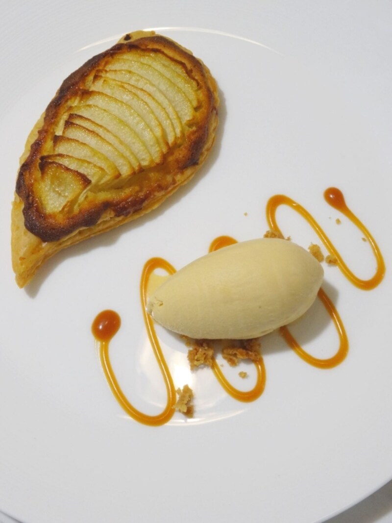 「Rire Ginza(リールギンザ)」の「洋梨のサクサクパイとキャラメルハニーのアイスクリーム」(税込1,200円)