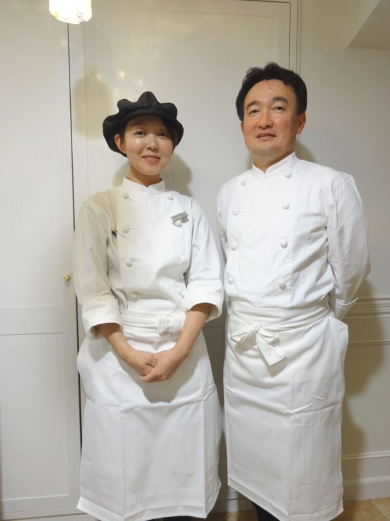 「Rire Ginza(リールギンザ)」のシェフパティシエ岡本志穂さんと横田秀夫シェフ