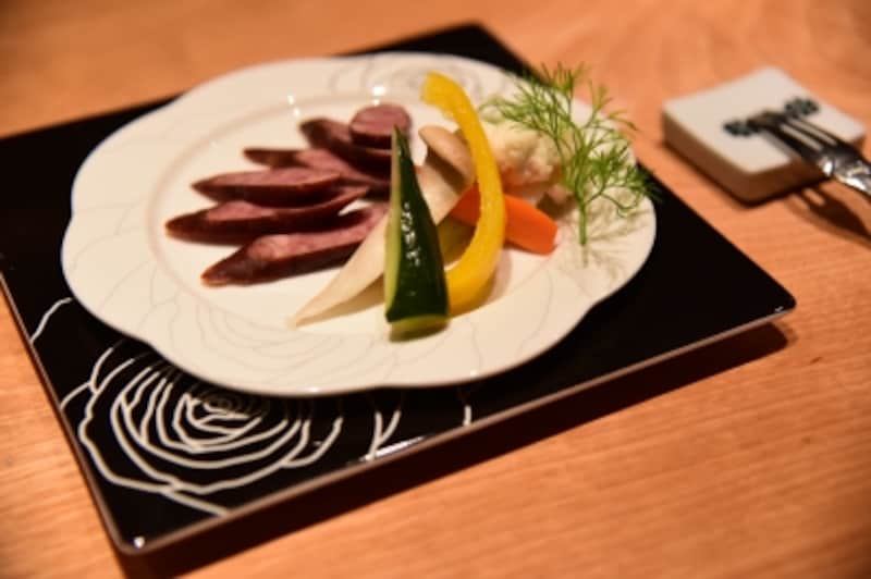 トナカイのソーセージとピクルスの盛り合わせ