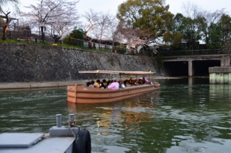 乗船場から出航する十石舟