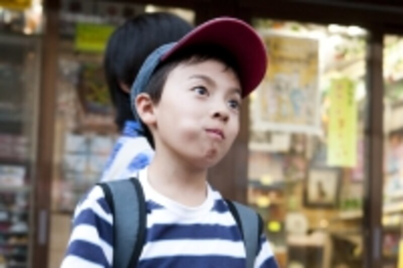 飴玉をなめる少年
