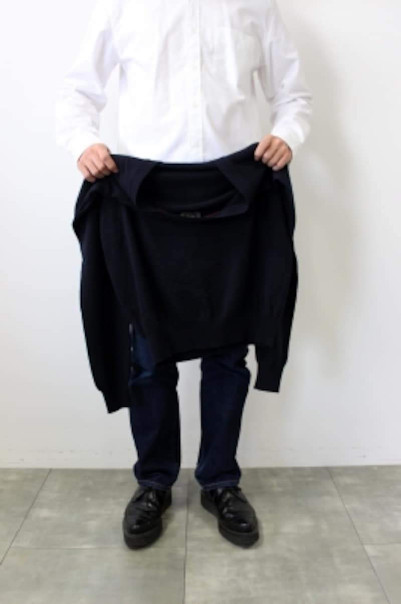 立ったままこのように、背中側へ谷折で折り曲げる。