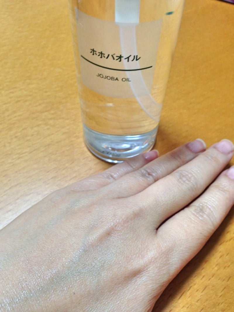 無印良品のホホバオイルを手に伸ばしてみた