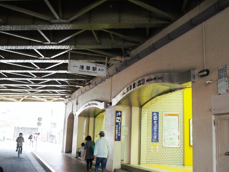 こちらは観光客はおらず人通りもまばら