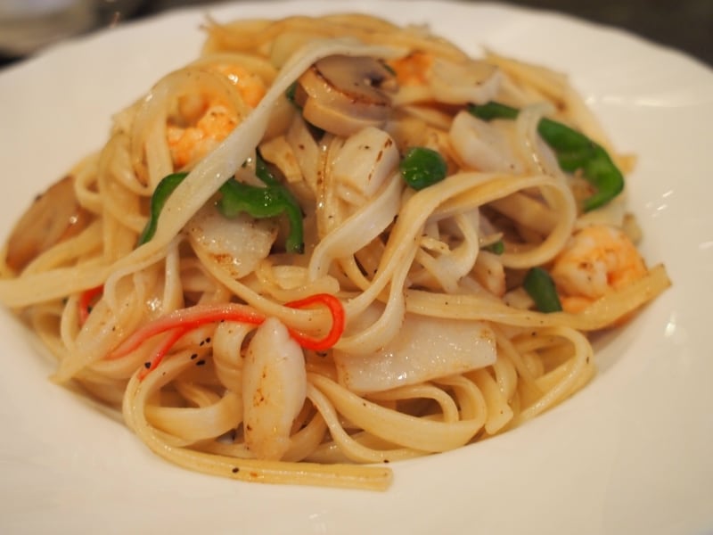 幅広の麺に野菜や海老がたっぷり