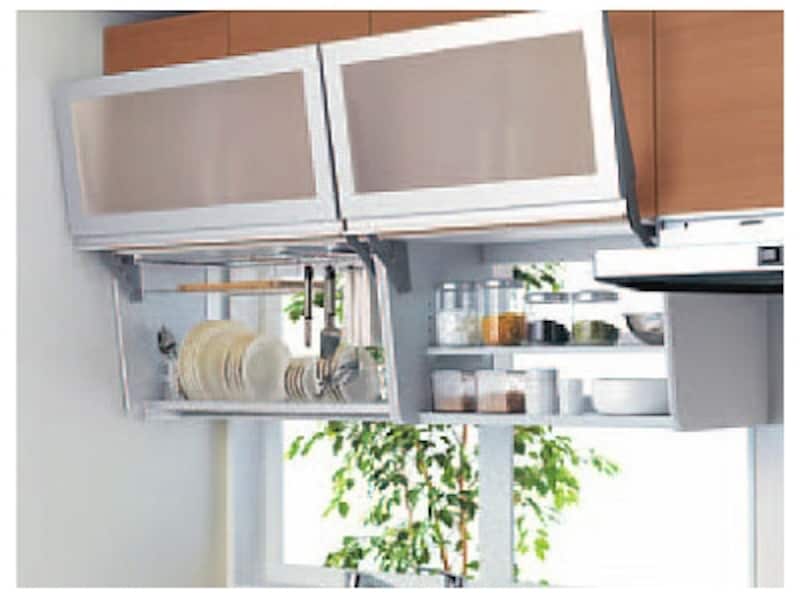 窓からの光も取り込むようなキャビネット。下扉は、すりガラス調で、すっきりとしたライン取っ手に。[窓用ドレスアップウォール（収納棚＋水切り）]undefinedTOTOundefined http://www.toto.co.jp/