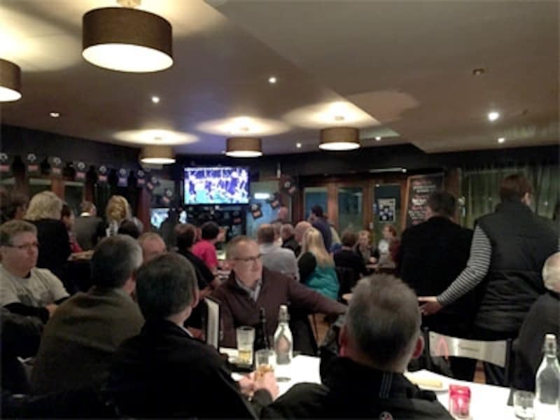 ビールを片手に地元のバーで観戦