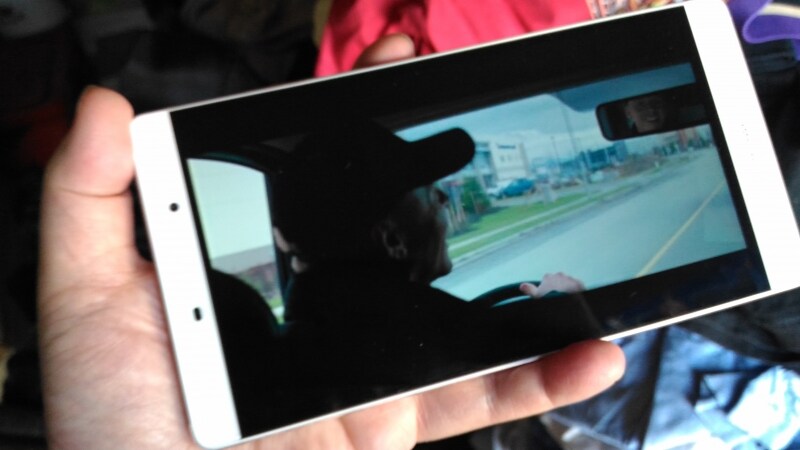 手持ちで快適に映画も視聴できる（Amazon プライムビデオ）