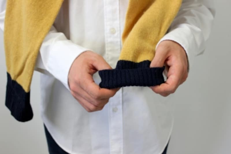 袖を折り返してニュアンスをプラス。