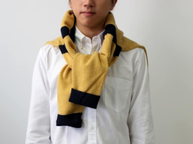 ウールのセーターのボリューム感を活かしてスヌードのようなニュアンスに。