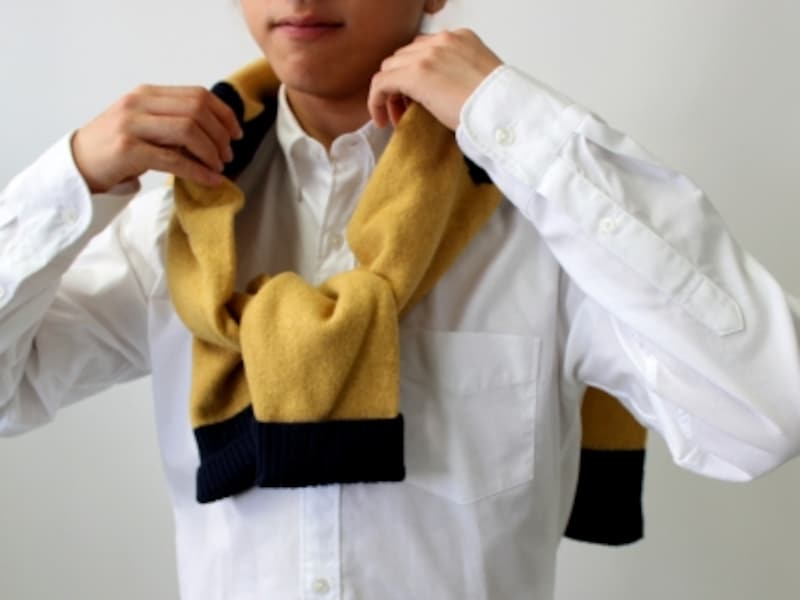 袖をひと結びしてから、襟を立てるように袖部分にボリュームを持たせる。