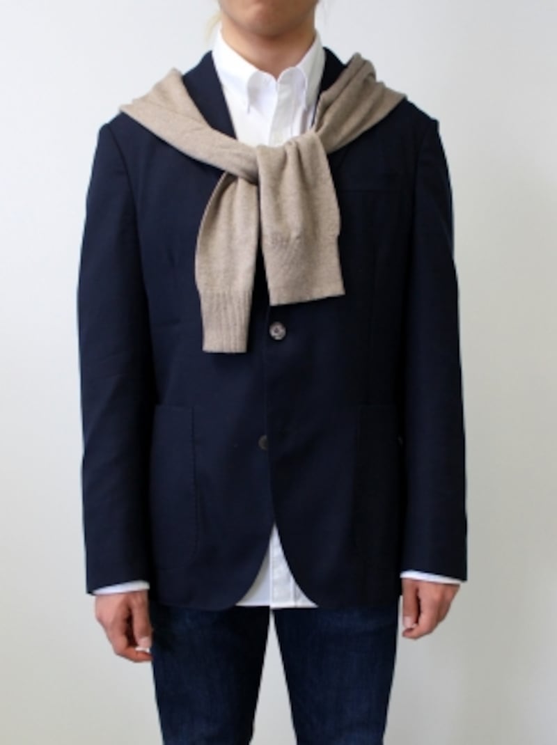 ジャケットの上に巻くことで、カジュアルさがプラスされる。