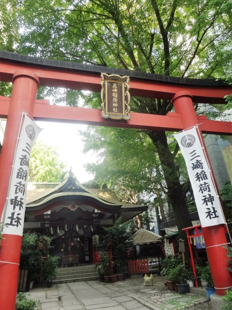 こちらの神社の並びにトミーグリルさんがある