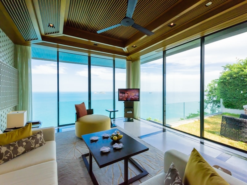 ２ベッドルームのリビング。２階建て構造になっており、２つの寝室とプールが１階に、 リビングとキッチンが２階にある