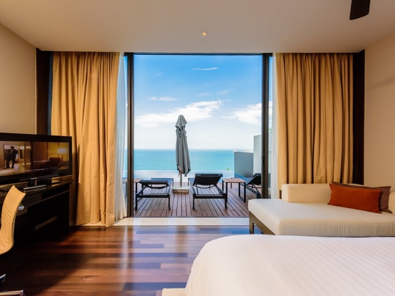 寝室のテラスからプライベートプールにアクセス！