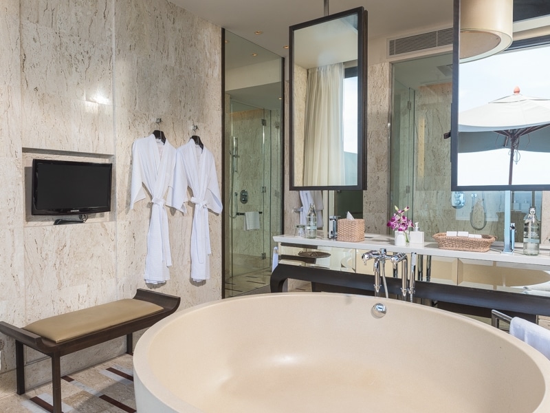 広々としたバスルーム。アメニティグッズも高級感がある