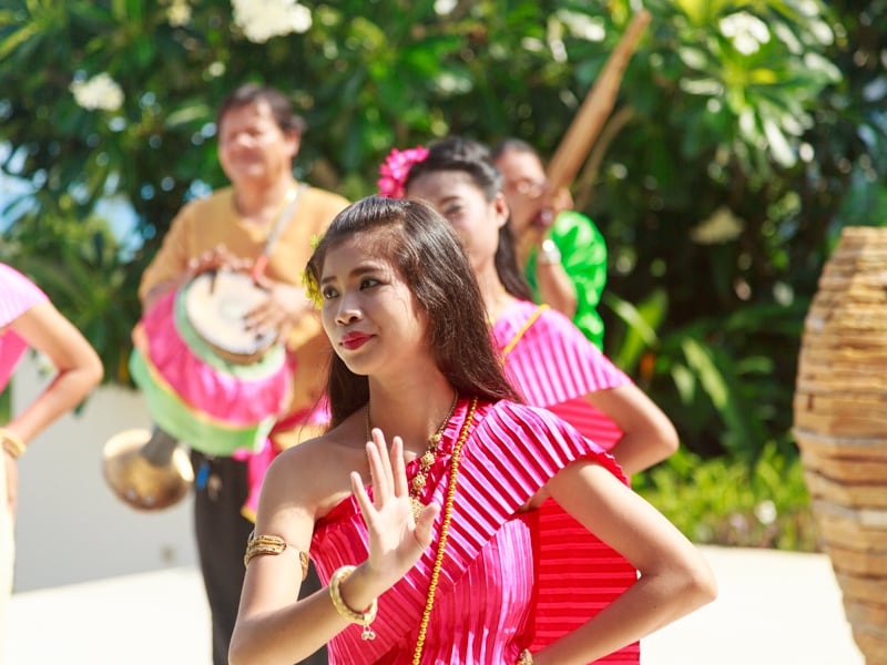 朝食時、打楽器の音と共にダンスがスタート。 ピンクの衣装に身を包んで踊るホテルのスタッフ達