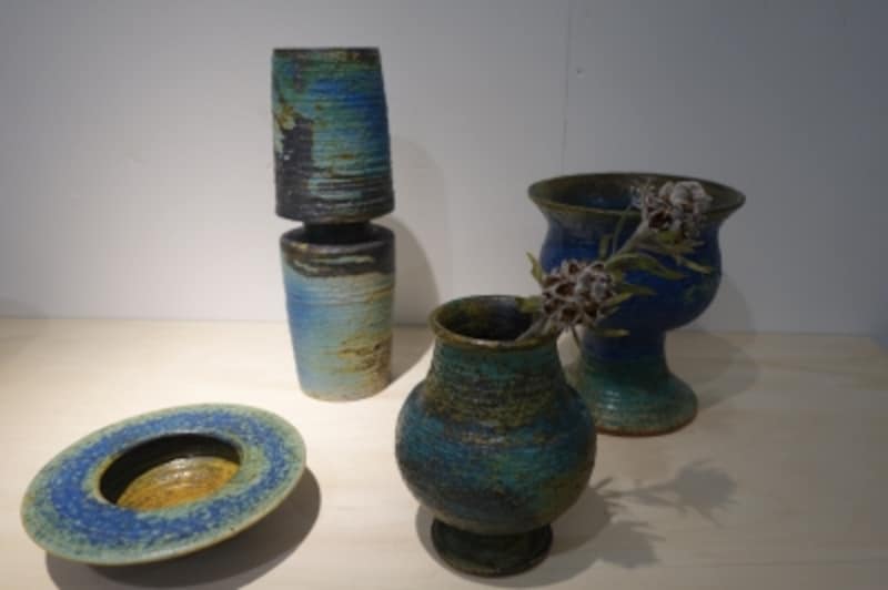 独特の深いブルーとゴツゴツした質感が特徴的。Annikki Hovisaari等の作品。