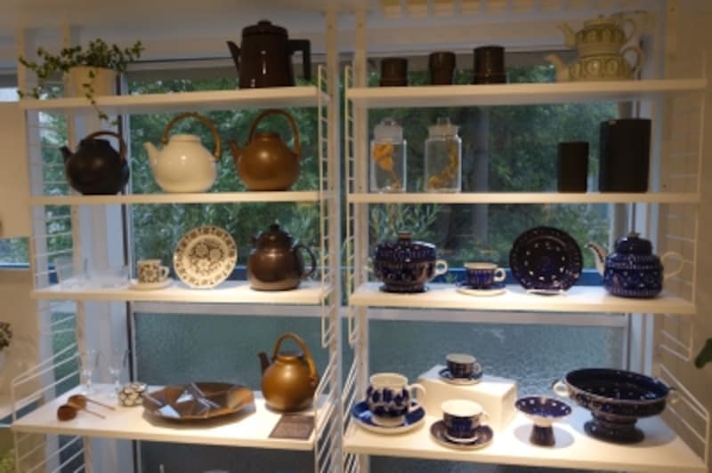 棚にずらりと並ぶ北欧ヴィンテージも捻りの効いたセレクト。