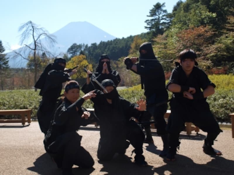 施設内で忍者パフォーマンス