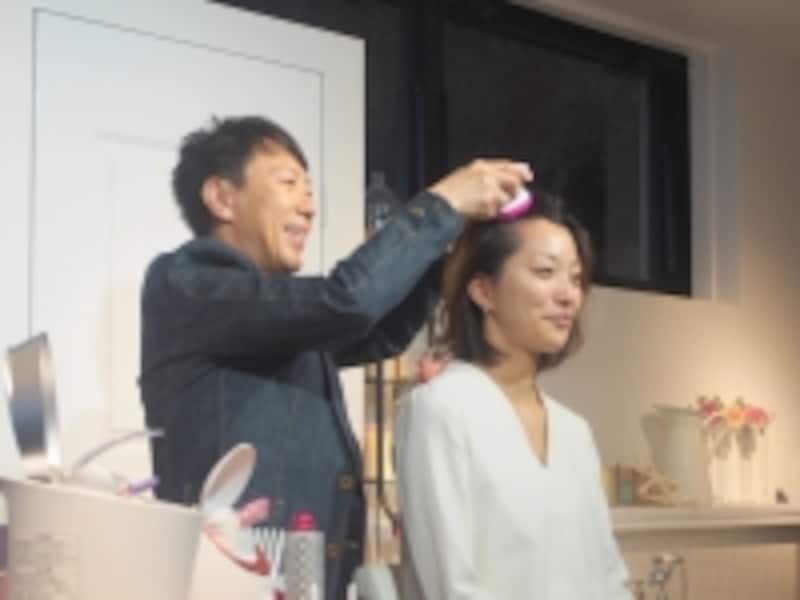 ヘアメイクアップアーティスト、高橋貢氏による実演