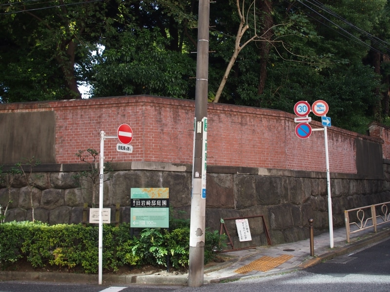 ここを右に曲がって進む