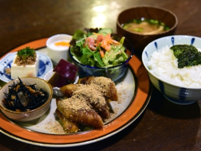 「ご飯プレート」(1,000円)は、&quot;おふくろの味&quot;。だいたい二週間ごとに内容がかわる