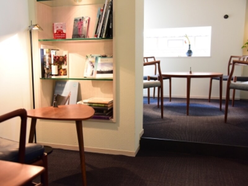 お一人様用席と、半個室のテーブル席