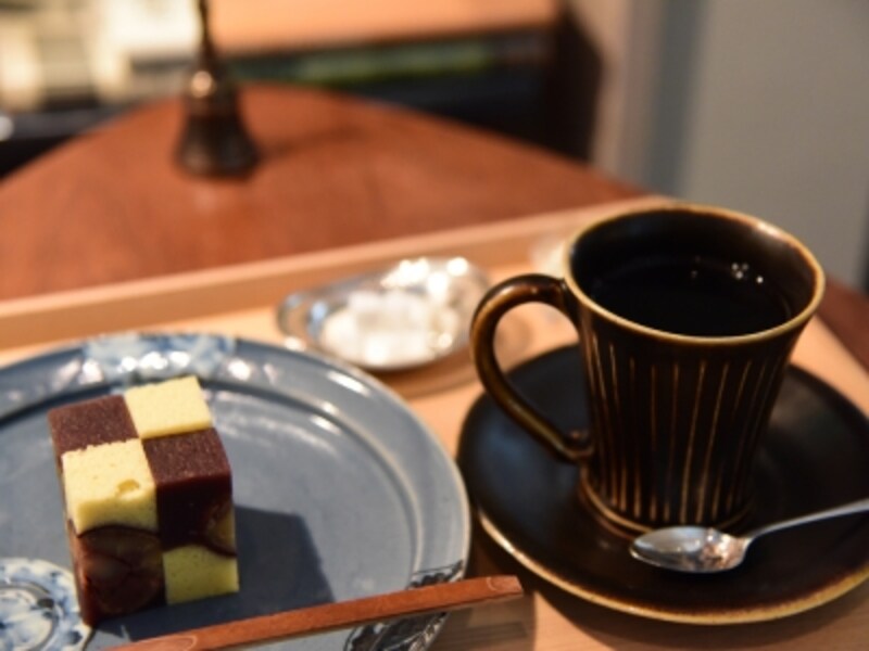 「季節のお菓子」と飲み物セット(1,500円)。お菓子の内容は素材の仕入れ等にあわせ、季節ごとに変わります