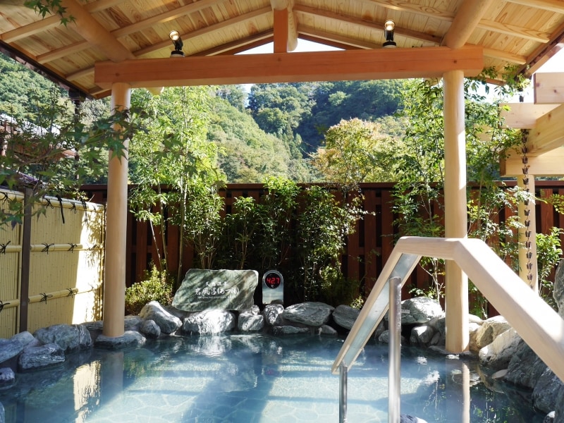 天然温泉 露天岩風呂（あつ湯）