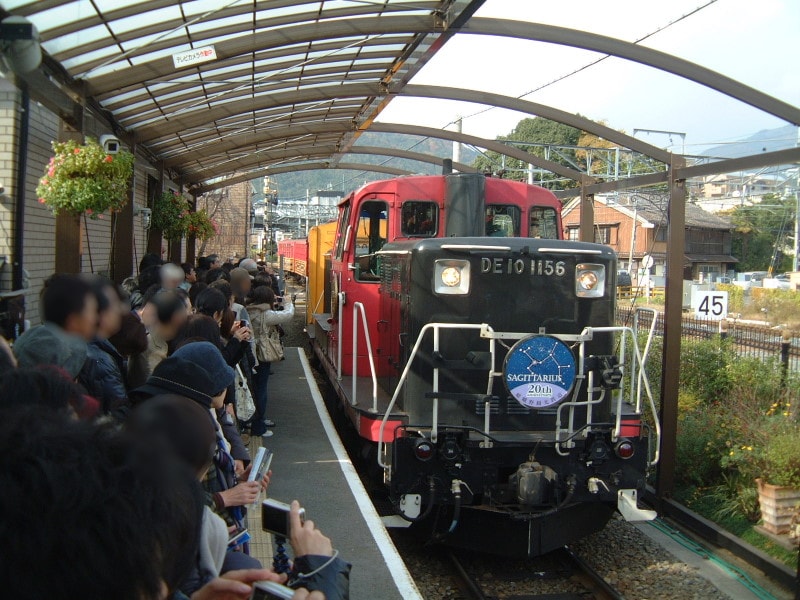 嵯峨野観光鉄道・トロッコ列車(3)/トロッコ嵯峨駅に入線してきたトロッコ列車