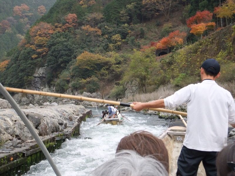 保津川下りの舟(2)/時には急流をスピードをあげて下ります