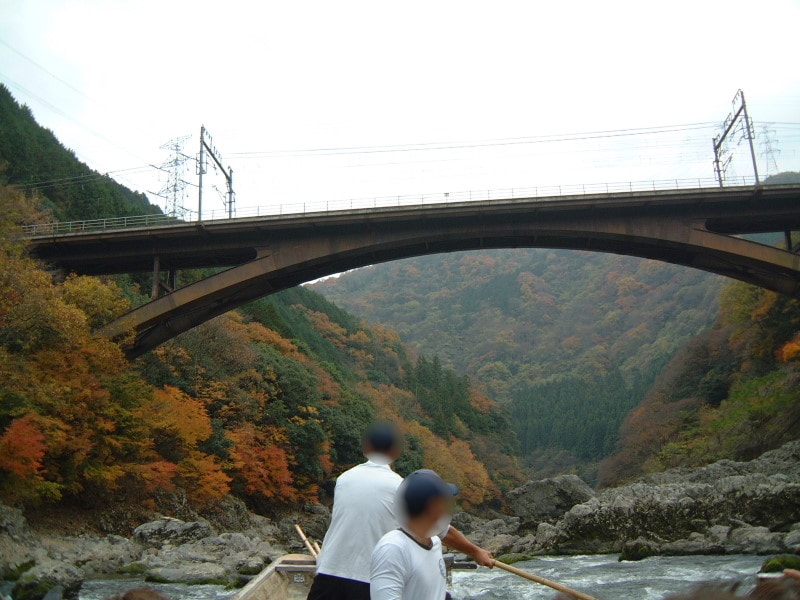 保津川下りの舟(3)/紅葉を見ながらJRの鉄橋をくぐる