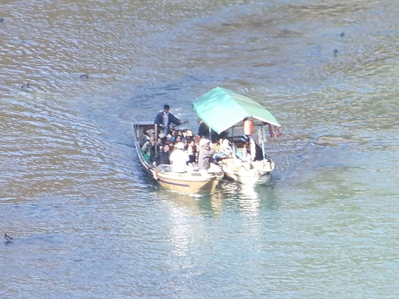 保津川下りの舟(4)/売店の舟が接近中