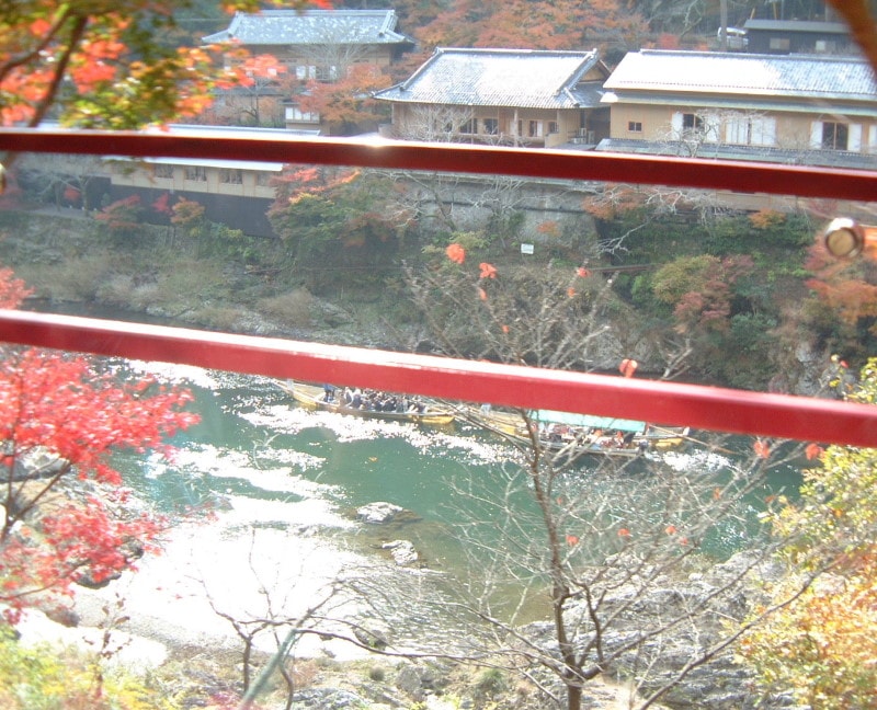 嵯峨野観光鉄道・トロッコ列車の車窓(1)/紅葉と保津川下りの舟