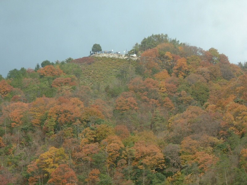 嵯峨野観光鉄道・トロッコ列車の車窓(4)/嵐山-高雄パークウェイの保津峡展望台と紅葉