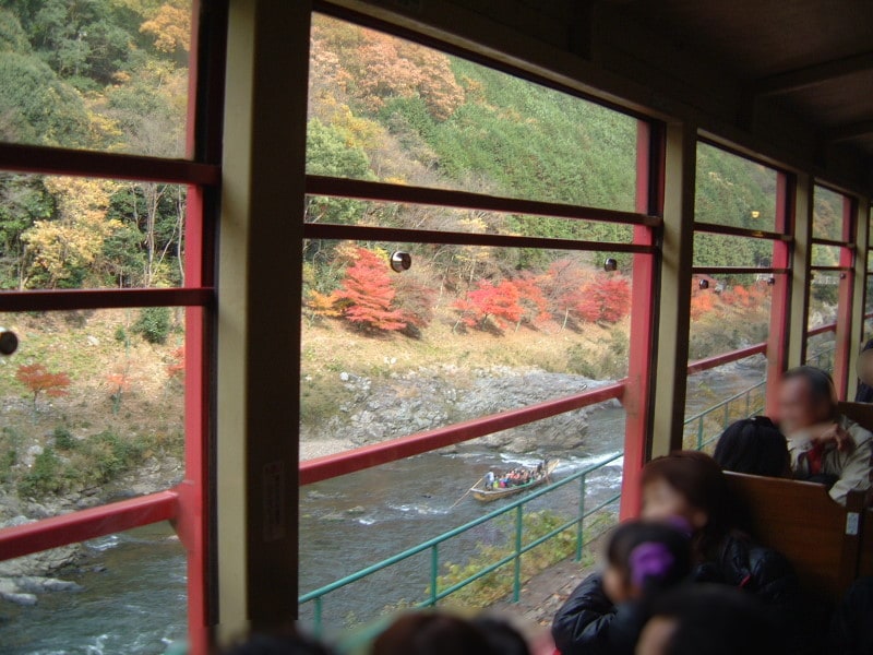 嵯峨野観光鉄道・トロッコ列車の車窓(6)/保津川の紅葉と保津川下りを眺める