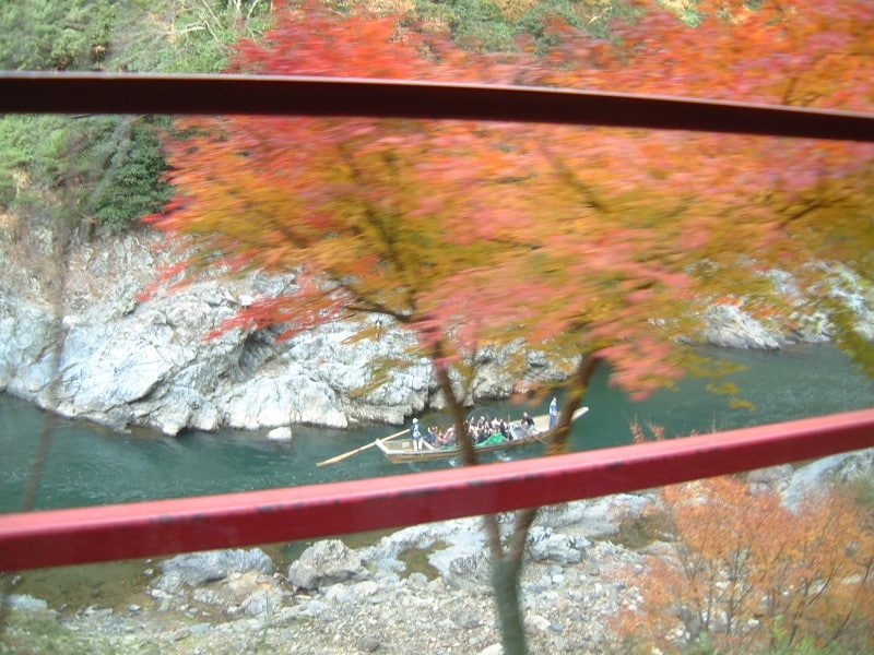嵯峨野観光鉄道・トロッコ列車の車窓(7)/保津川の紅葉と保津川下りを眺める
