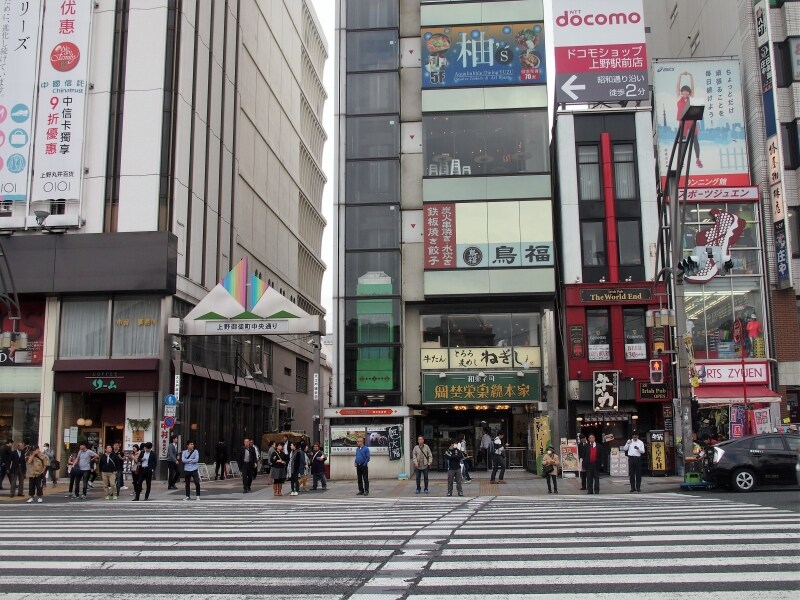 山手線の高架の脇を進む