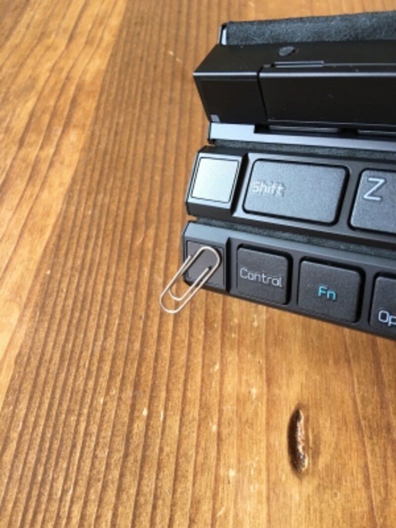 キーボードの両端には磁石が付いている。