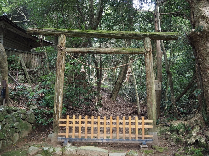 入らずの森の前に建つ鳥居@気多大社