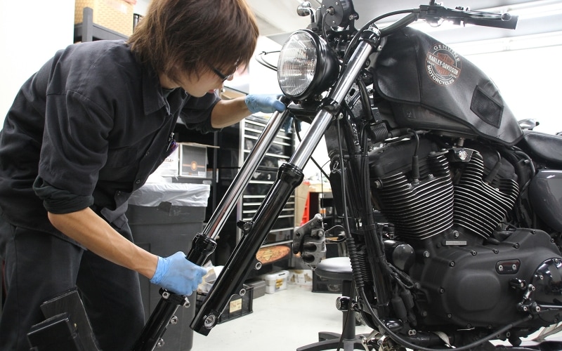 サスペンションの長さによって、レーサースタイルやローダウンスタイルなど、さまざまな姿へと変えられるスポーツスター。サスペンション選びからはじめるカスタムもなかなか面白い