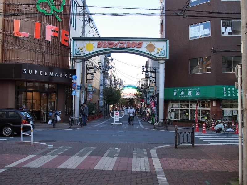 ここをまっすぐ抜ければ蒲田駅だ