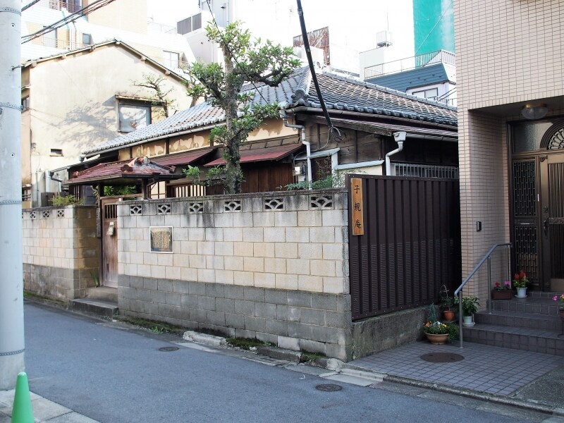 ひっそりとたたずんでいる